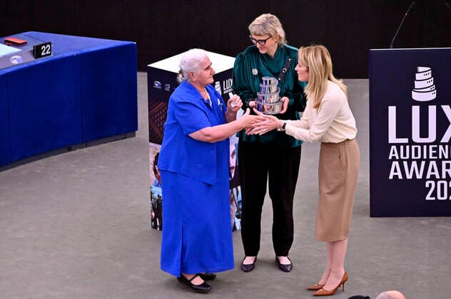 Munira Subasic, Jasmila Zbanic and Roberta Metsola with the award for the best film Quo Vadis, Aida at the Lux Audience Award 2022 ceremony in the plenary hall of the European Parliament Strasbourg, 08 06 2022 Foto:xD.xAnoraganingrumx xFuturexImage
