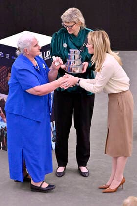 Munira Subasic, Jasmila Zbanic and Roberta Metsola with the award for the best film Quo Vadis, Aida at the Lux Audience Award 2022 ceremony in the plenary hall of the European Parliament Strasbourg, 08 06 2022 Foto:xD.xAnoraganingrumx xFuturexImage