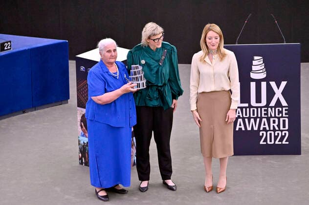 Munira Subasic, Jasmila Zbanic and Roberta Metsola with the award for the best film Quo Vadis, Aida at the Lux Audience Award 2022 ceremony in the plenary hall of the European Parliament Strasbourg, 08 06 2022 Foto:xD.xAnoraganingrumx xFuturexImage