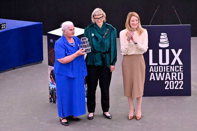 Munira Subasic, Jasmila Zbanic and Roberta Metsola with the award for the best film Quo Vadis, Aida at the Lux Audience Award 2022 ceremony in the plenary hall of the European Parliament Strasbourg, 08 06 2022 Foto:xD.xAnoraganingrumx xFuturexImage