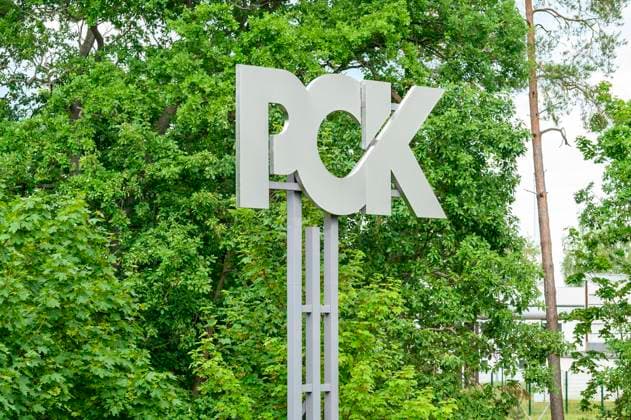 Schwedt GER, Brandenburg, PCK Schwedt, 08.06.2022, Logo, Symbolfoto, PCK Raffinerie GmbH Erdoelverarbeitungswerk in Schwedt Oder in der Uckermark dem noerdlichsten Landkreis im Bundesland Brandenburg - Petrol - Chemisches - Kombinat, Eigentuemer Rosneft ist ein russisches Mineraloelunternehmen, 08.06.2022, *** Schwedt GER, Brandenburg, PCK Schwedt, 08 06 2022, logo, symbol photo, PCK Raffinerie GmbH petroleum processing plant in Schwedt Oder in the Uckermark the northernmost district in the state of Brandenburg Petrol Chemical Combine, owner Rosneft is a Russian mineral oil company, 08 06 2022, Copyright: xEibner-Pressefoto UwexKochx EP_UKH