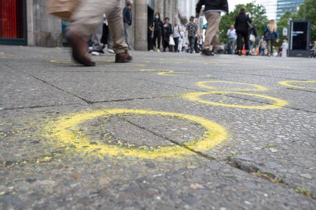 Bilder des Jahres 2022, News 06 Juni News Themen der Woche KW23 09.06.2022,Berlin,Deutschland,GER,gesten Vormittag war in Berlin-Charlottenburg ein Pkw in eine Personengruppe gesteuert.Ein Toter und zahlreiche verletzte Personen in Folge.Markierungen der Polizei sind auf dem Gehweg zu sehen.Rankestraße Ecke Kurfürstendamm. *** 09 06 2022,Berlin,Germany,GER,Yesterday morning in Berlin Charlottenburg was a car steered into a group of people One dead and numerous injured people as a result Markings of the police can be seen on the sidewalk Rankestraße corner Kurfürstendamm