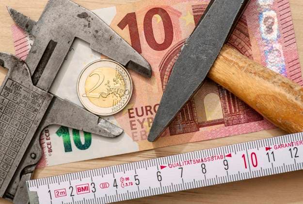 !2 Euro Mindestlohn, Symbolfoto, 9. Juni 2022 Deutschland, 9. Juni 2022, 12 Euro gesetzlicher Mindestlohn ab dem 1. Oktober 2022 beschlossen, Symbolfoto, 10-Euroschein und 2-Euro-Geldstück mit Werkzeugen, Zollstock zeigt 12, Geld, Mindest-Stundenlohn für Arbeitnehmer, Euro, Tarifvertrag, Tarifvertraege, Mindestlöhne, Tariflohn, Tariflöhne, bar, Geld, *** 2 Euro minimum wage, symbol photo, 9 June 2022 Germany, 9 June 2022, 12 Euro legal minimum wage from 1 October 2022 decided, symbol photo, 10 Euro bill and 2 Euro coin with tools, folding rule shows 12, money, minimum hourly wage for employees, Euro, collective agreement, collective agreements, minimum wages, collective wage, collective wages, cash, money,