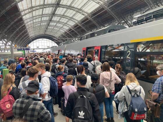 Leipzig, 09.06.2022 Viel zu viele Menschen stehen am Bahnsteig vor dem Regionalexpress RE13 von Leipzig nach Magdeburg um 16:04 Uhr - der Zug ist hoffnungslos überfüllt, die Fahrgäste werden im Zug auch in die 1. Klasse geschickt. Trotzdem kann die Bahn erst abfahren, nachdem Freiwillige wieder ausgestiegen sind. Pendlerbahn. 9-Euro-Ticket im ÖPNV. Sachsen Deutschland *** Leipzig, 09 06 2022 Far too many people are standing on the platform in front of the regional express RE13 from Leipzig to Magdeburg at 16 04 the train is hopelessly overcrowded, passengers are also sent to 1 class on the train Nevertheless, the train can only depart after volunteers have got off again Commuter train 9 euro ticket in public transport Saxony Germany