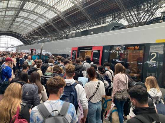 Leipzig, 09.06.2022 Viel zu viele Menschen stehen am Bahnsteig vor dem Regionalexpress RE13 von Leipzig nach Magdeburg um 16:04 Uhr - der Zug ist hoffnungslos überfüllt, die Fahrgäste werden im Zug auch in die 1. Klasse geschickt. Trotzdem kann die Bahn erst abfahren, nachdem Freiwillige wieder ausgestiegen sind. Pendlerbahn. 9-Euro-Ticket im ÖPNV. Sachsen Deutschland *** Leipzig, 09 06 2022 Far too many people are standing on the platform in front of the regional express RE13 from Leipzig to Magdeburg at 16 04 the train is hopelessly overcrowded, passengers are also sent to 1 class on the train Nevertheless, the train can only depart after volunteers have got off again Commuter train 9 euro ticket in public transport Saxony Germany