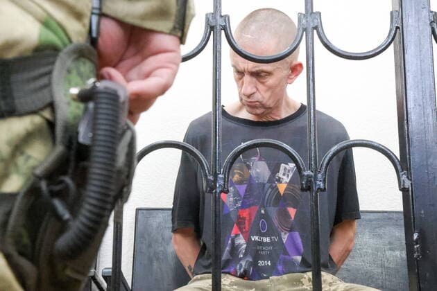 News Themen der Woche KW23 News Bilder des Tages DONETSK, DONETSK PEOPLE S REPUBLIC - JUNE 9, 2022: British national Shaun Pinner (R) who is facing criminal charges in connection with his fighting as a foreign mercenary in the Ukrainian Armed Forces appears for a sentencing hearing at the Supreme Court of the Donetsk People s Republic (DPR). The court has sentenced the the British man to death penalty. The DPR Prosecutor-General s Office has stated that the defendant has been found guilty of crimes under three articles of the Criminal Code of the Donetsk People s Republic. Earlier, the DPR Prosecutor-General s Office said that the defendant could face death penalty. Vladimir Gerdo TASS  TS134983