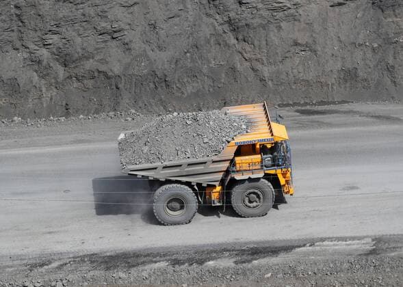 IMAGO Nature: Unsere Erde, Ressourcen, Kohle Russia Coal Mining 8212496 09.06.2022 A BelAZ dump-body truck transports coal at the Novokazansky 2 opencast colliery owned by Gazpromneft-SM company, near the village of Zhernovo, Kemerovo region, Russia. Danil Aikin Sputnik Kemerovo region Russia  Copyright: xDanilxAikinx