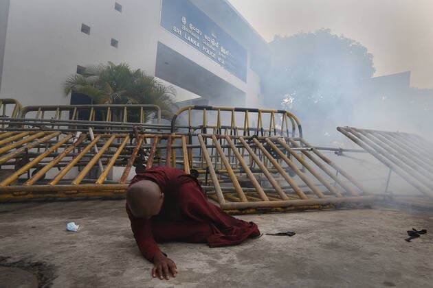 Bilder des Jahres 2022, News 06 Juni News Themen der Woche KW23 News Bilder des Tages Sri Lanka - Economic Crisis - Protest A Sri Lankan Buddhist nun ( Bhikkhuni ) falls on the ground in front of fallen barricades after inhaling tear gas during a protest against the government in front of police headquarters at Colombo, Sri Lanka. 9 June 2022. Colombo Sri Lanka  Copyright: xTharakaxBasnayakax originalFilename: basnayaka-notitle220609_npDLz.jpg