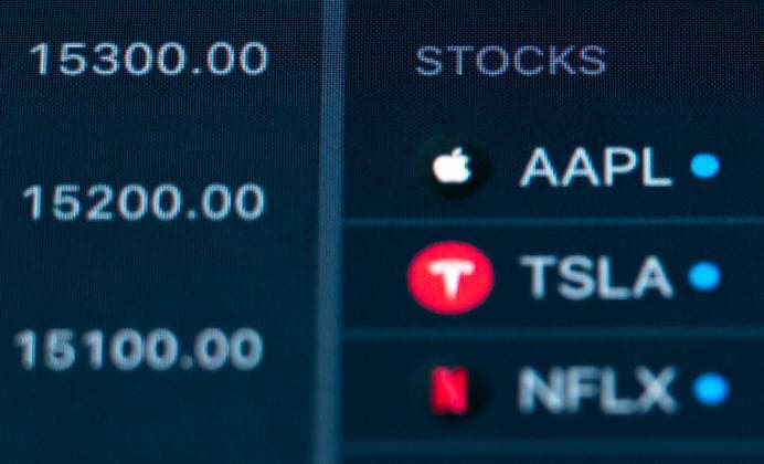 Der Schriftzug Stocks und die Aktienunternehmen Apple, Tesla und Netflix sind auf einer Handelsplattform zu sehen. Rottweil Baden-Württemberg Deutschland *** The lettering Stocks and the stock companies Apple, Tesla and Netflix are seen on a trading platform Rottweil Baden Württemberg Germany