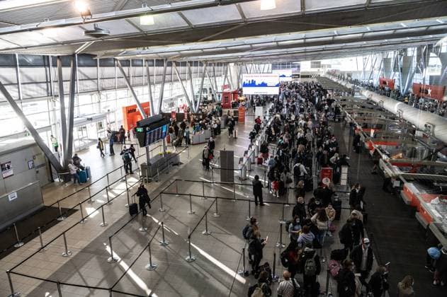 SYDNEY AIRPORT DELAYS, Member of public are seen at Sydney Domestic Airport in Sydney, Friday, June 10, 2022. ( NO ARCHIVING, EDITORIAL USE ONLY, NO USE IN BOOKS WITHOUT CONSENT SYDNEY NSW AUSTRALIA  Copyright: xFLAVIOxBRANCALEONEx 20220610001667950608