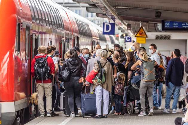 Nicht nur an Feiertagen und an Wochenenden ist das 9-Euro-Ticket beliebt. Auch werktags sind viele Züge und Bahnhöfe wie hier in Ulm voll. 09.06.2022: Deutschland, Baden-Württemberg, Ulm. *** The 9 Euro ticket is not only popular on public holidays and weekends. Many trains and stations are also full on weekdays, as here in Ulm 09 06 2022 Germany, Baden Württemberg, Ulm