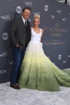 June 9, 2022, Los Angeles, CA, USA: LOS ANGELES - JUN 9: Blake Shelton, Gwen Stefani at the 48th AFI Life Achievement Award Gala Tribute Celebrating Julie Andrews at Dolby Theater on June 9, 2022 in Los Angeles, CA Los Angeles USA - ZUMAnc22 20220609_zaa_nc22_066 Copyright: xKathyxHutchinsx