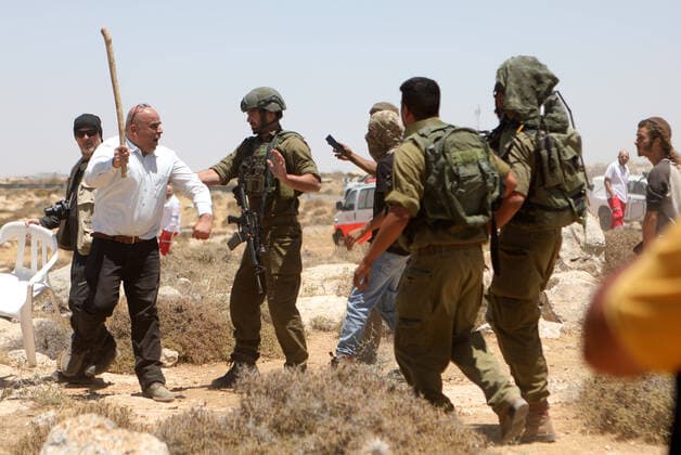 Bilder des Jahres 2022, News 06 Juni News Themen der Woche KW23 News Bilder des Tages (220610) -- HEBRON, June 10, 2022 -- Palestinians clash with Israeli soldiers and Israeli settlers during a protest against the expanding of Jewish settlements, in Yatta village near the West Bank city of Hebron, on June 10, 2022. (Photo by Xinhua) MIDEAST-HEBRON-CLASHES MamounxWazwaz 
