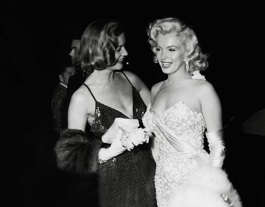 Lauren Bacall and Marilyn Monroe at the premiere of How to Marry a Millionaire circa 1953. File Reference 34145-888  Copyright: xCPCx 34145-888 The Hollywood Archive
