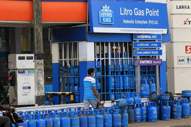 IMAGO Nature: Unsere Erde, Umweltverträgliche Herausforderungen, Methan Economic Crisis In Sri Lanka A man walks across a street filled with chained empty domestic gas cylinders kept in front of a deserted gas station that is closed due to lack of fuel and gas stocks at Colombo, Sri Lanka. 10 June 2022. Colombo Sri Lanka  Copyright: xTharakaxBasnayakax originalFilename: basnayaka-notitle220610_npfBM.jpg