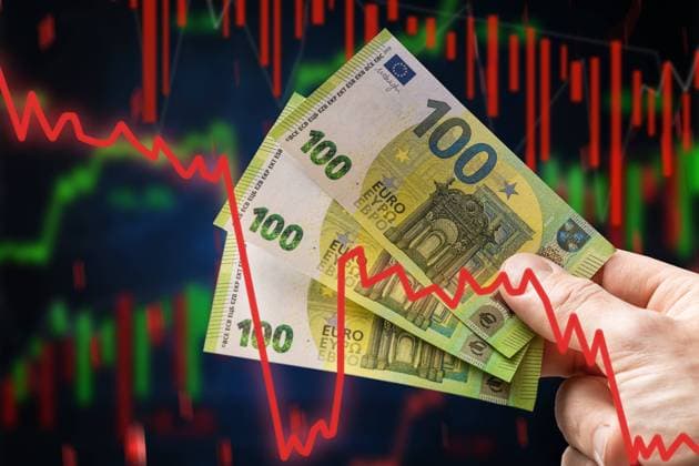 10 June 2022: hand with 100 euro banknotes, stock trading money loss on the stock market concept, crash and falling trend on stock trading PHOTOMONTAGE *** Hand mit 100 Euro Geldscheinen, Aktien Handel Geld Verlust an der Börse Konzept, Crash und fallender Trend am Aktienhandel FOTOMONTAGE