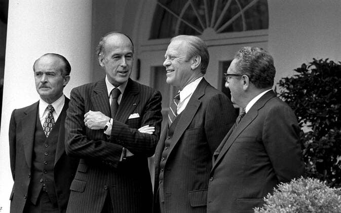 1976, May 17 Gerald R. Ford, Valery Giscard d Estaing, Henry Kissinger, Jean Sauvagnargues standing as group, between columns State Visit of French President Valery Giscard d Estaing 1062_05_M_-12003-
