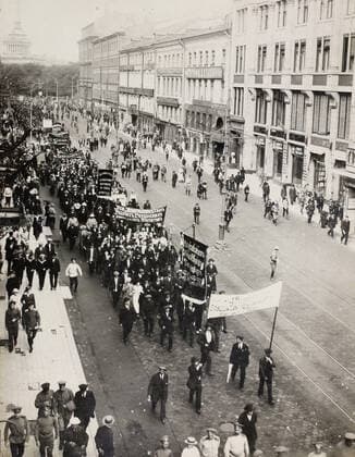 demonstration on the Nevski Prospect, Petrograd. At the bottom of the photo, one sees three officers, wearing the white uniform of the Imperial Navy: the scene would have taken place before the October Revolution, during the Russian Provisional Government (February-October 1917), From the back to the front of the procession, the banners read: Immediate cease-fire on all fronts , All power to the Soviets of workers, soldiers and peasant deputies and Russian social-democratic Party . 1062_05_M_-12387-