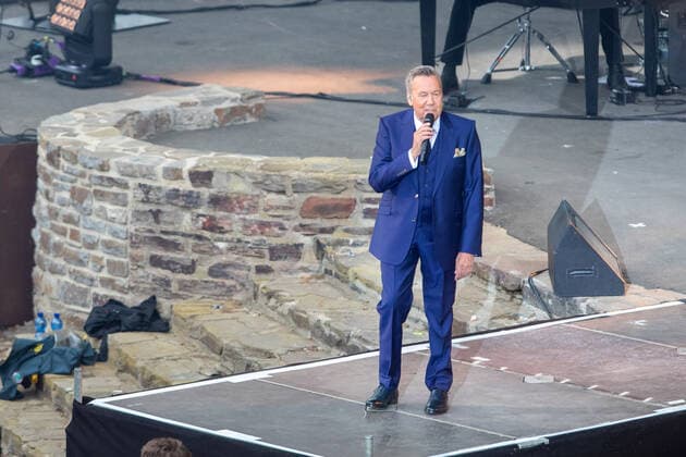 St Goarshausen pop singer Roland Kaiser, live with band at the concert on 10 06 2022 in St Goarshausen Copyright: xGerhardxWingenderx xEibner-Pressefotox EP_GWR