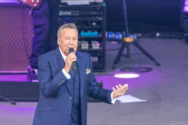 St Goarshausen pop singer Roland Kaiser, live with band at the concert on 10 06 2022 in St Goarshausen Copyright: xGerhardxWingenderx xEibner-Pressefotox EP_GWR
