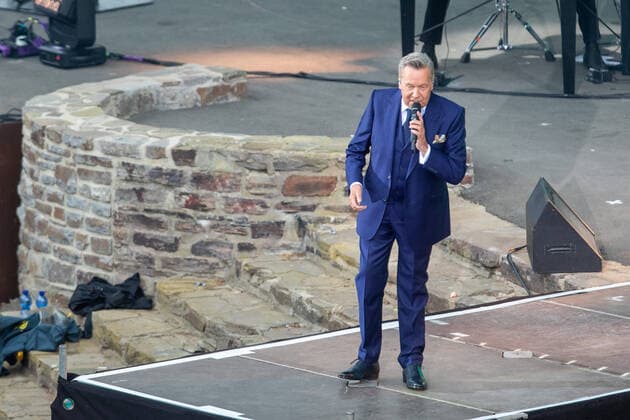 St Goarshausen pop singer Roland Kaiser, live with band at the concert on 10 06 2022 in St Goarshausen Copyright: xGerhardxWingenderx xEibner-Pressefotox EP_GWR