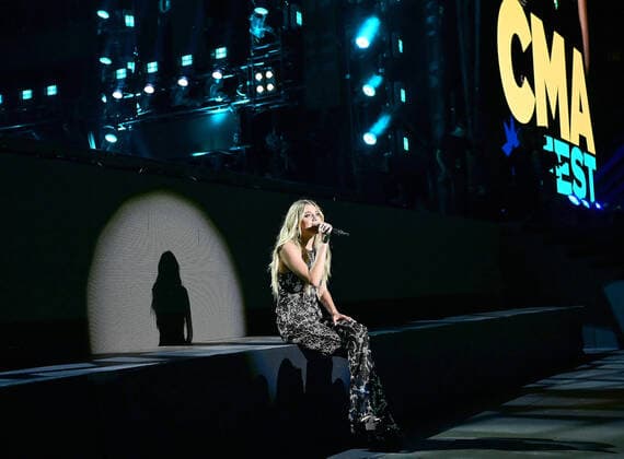 10 June 2022 - Nashville, Tennessee - Kelsea Ballerini. 2022 CMA Fest Nightly Concert Day Two held at Nissan Stadium. USA - ZUMAa123 20220610_zaa_a123_368 Copyright: xAdMediax