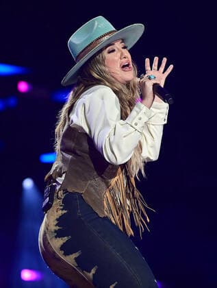 10 June 2022 - Nashville, Tennessee - Lainey Wilson. 2022 CMA Fest Nightly Concert Day Two held at Nissan Stadium. USA - ZUMAa123 20220610_zaa_a123_494 Copyright: xAdMediax