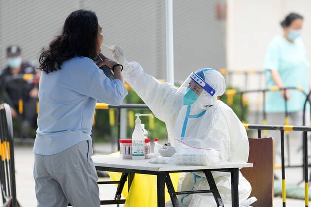 (220611) -- BEIJING, June 11, 2022 -- A medical worker takes a swab sample from a resident for nucleic acid testing at Balizhuang Subdistrict in Chaoyang District, Beijing, capital of China, June 11, 2022. ) CHINA-BEIJING-CHAOYANG-NUCLEIC ACID TESTING (CN) JuxHuanzong 