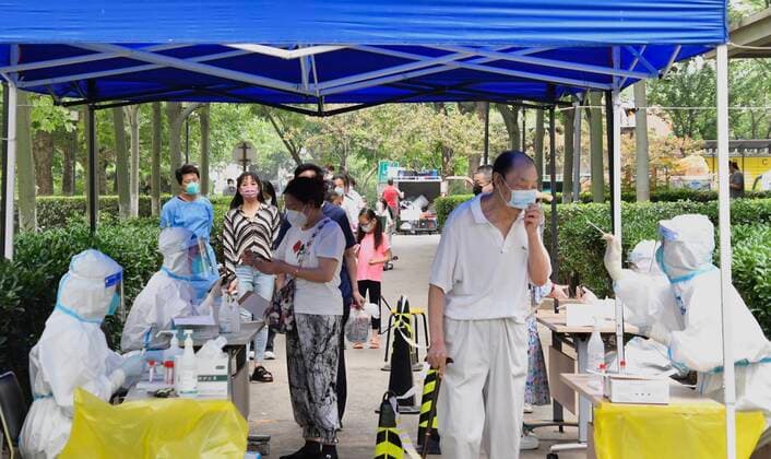 (220611) -- BEIJING, June 11, 2022 -- Residents wait for nucleic acid testing at Balizhuang Subdistrict in Chaoyang District, Beijing, capital of China, June 11, 2022. ) CHINA-BEIJING-CHAOYANG-NUCLEIC ACID TESTING (CN) LixXin 