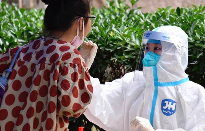 (220611) -- BEIJING, June 11, 2022 -- A medical worker takes a swab sample from a resident for nucleic acid testing at Balizhuang Subdistrict in Chaoyang District, Beijing, capital of China, June 11, 2022. ) CHINA-BEIJING-CHAOYANG-NUCLEIC ACID TESTING (CN) LixXin 