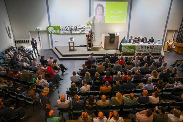 2022-06-11 15:11:10 NIJKERK - Party chair Caroline van der Plas of the BoerBurgerBeweging at the very first members meeting. The party meets to discuss the nitrogen plans with each other. ANP VINCENT JANNINK netherlands out - belgium out *** 2022 06 11 15 11 10 NIJKERK Party chair Caroline van der Plas of the BoerBurgerBeweging at the very first members meeting The party meets to discuss the nitrogen plans with each other ANP VINCENT JANNINK netherlands out belgium out  Copyright: xx x450272725x originalFilename: 450272725.jpg