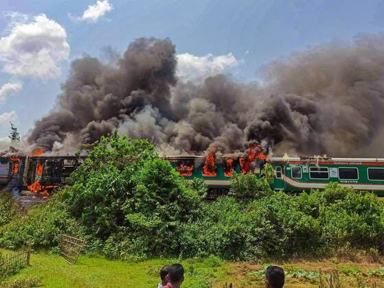 Bilder des Jahres 2022, News 06 Juni News Themen der Woche KW23 News Bilder des Tages June 11, 2022: 11 June 2022 Moulvibazar, Bangladesh: Three bogies of the Dhaka-Sylhet-bound Parabat Express train caught fire near Shamsernagar railway station in Kamalganj of Moulvibazar. The incident took place on a moving train at 1pm on Saturday (June 11). No casualties were reported as passengers were evacuated as soon as the fire broke out. - ZUMAr143 20220611_zap_r143_005 Copyright: xMdxRafayatxHaquexKhanx
