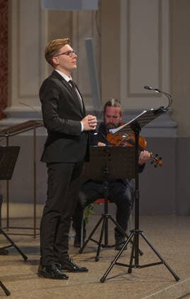 Concert of the Spring String Quartet with the countertenor Alois Mühlbacher, in the parish church St Nikolaus, in Bad Ischl, in the context of the Salzkammergut Festwochen Gmunden , on 11 06 22 The picture shows the countertenor Alois Mühlbacher in concert 2022 Concert of the Spring String Quartet