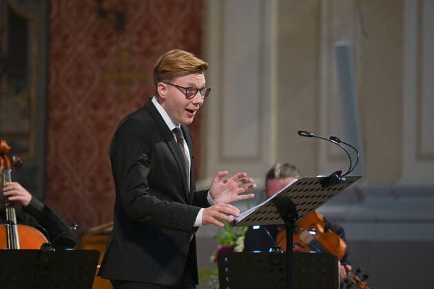 Concert of the Spring String Quartet with the countertenor Alois Mühlbacher, in the parish church St Nikolaus, in Bad Ischl, in the context of the Salzkammergut Festwochen Gmunden , on 11 06 22 The picture shows the countertenor Alois Mühlbacher in concert 2022 Concert of the Spring String Quartet