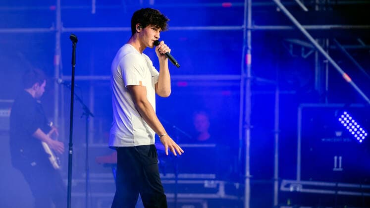 11 06 2022, Germany, Saxony, Kamenz The German pop singer and songwriter Wincent Weiss during a performance on the Hutberg stage in Kamenz
