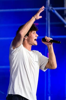 11 06 2022, Germany, Saxony, Kamenz The German pop singer and songwriter Wincent Weiss during a performance on the Hutberg stage in Kamenz