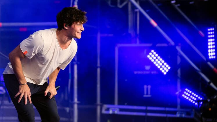 11 06 2022, Germany, Saxony, Kamenz The German pop singer and songwriter Wincent Weiss during a performance on the Hutberg stage in Kamenz