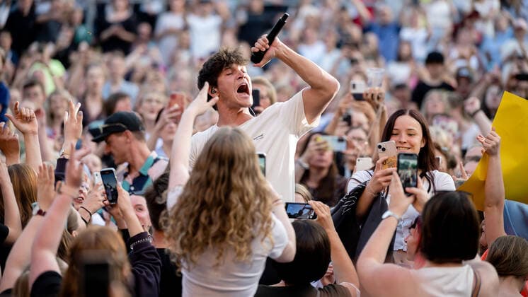 11 06 2022, Germany, Saxony, Kamenz The German pop singer and songwriter Wincent Weiss during a performance on the Hutberg stage in Kamenz