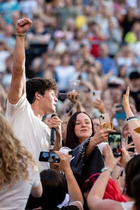 11 06 2022, Germany, Saxony, Kamenz The German pop singer and songwriter Wincent Weiss during a performance on the Hutberg stage in Kamenz
