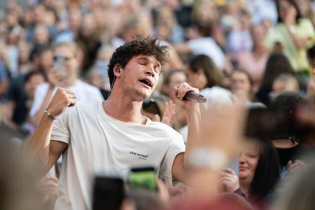 11 06 2022, Germany, Saxony, Kamenz The German pop singer and songwriter Wincent Weiss during a performance on the Hutberg stage in Kamenz