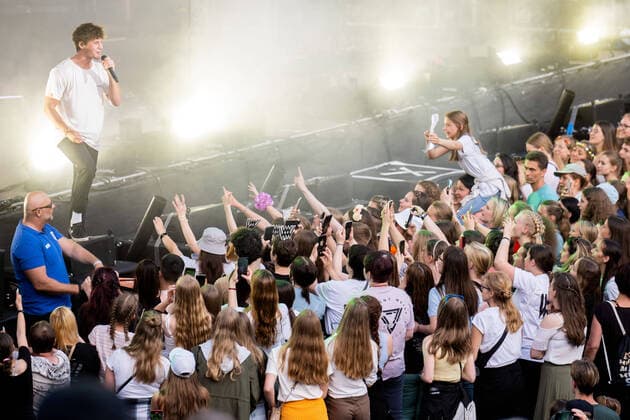 11 06 2022, Germany, Saxony, Kamenz German pop singer and songwriter Wincent Weiss performing on the Hutberg stage in Kamenz fans celebrated their idol