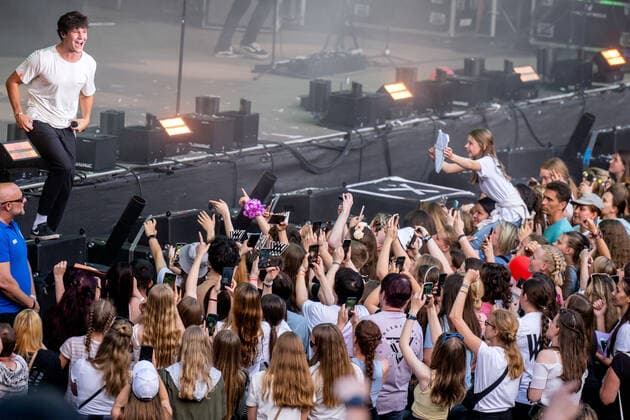 11 06 2022, Germany, Saxony, Kamenz German pop singer and songwriter Wincent Weiss performing on the Hutberg stage in Kamenz fans celebrated their idol