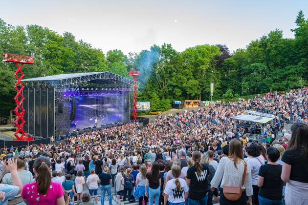 11 06 2022, Germany, Saxony, Kamenz German pop singer and songwriter Wincent Weiss performing on the Hutberg stage in Kamenz fans celebrated their idol
