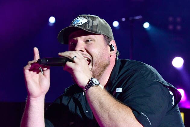 11 June 2022 - Nashville, Tennessee - Luke Combs. 2022 CMA Fest Nighty Concert Day Three held at Nissan Stadium. Nashville USA - ZUMAa123 20220611_zaa_a123_342 Copyright: xDara-MichellexFarrx