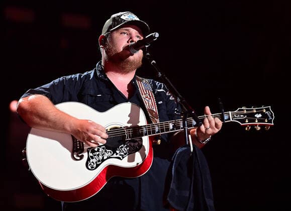11 June 2022 - Nashville, Tennessee - Luke Combs. 2022 CMA Fest Nightly Concert Day Three held at Nissan Stadium. USA - ZUMAa123 20220611_zaa_a123_543 Copyright: xAdMediax