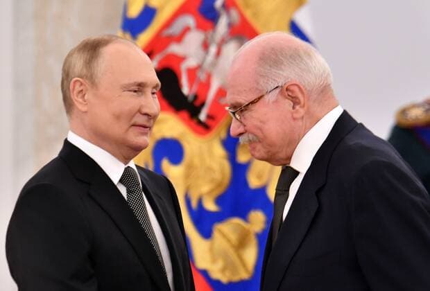 Russia Putin National Awards 8214114 12.06.2022 Russian President Vladimir Putin and film director Nikita Mikhalkov attend the awarding ceremony of the State Awards in the field of science and technology, literature and art, for outstanding achievements in human rights activities and gold medals Hero of Labor in Moscow, Russia. Evgeny Biyatov Sputnik Moscow Russia  Copyright: xEvgenyxBiyatovx
