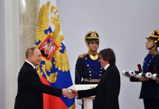 Russia Putin National Awards 8214116 12.06.2022 Russian President Vladimir Putin and Yury Bashmet, People s Artist of Russia and artistic director and chief conductor of the Novaya Rossiya (New Russia) State Symphony Orchestra, shake hands during the awarding ceremony of the State Awards in the field of science and technology, literature and art, for outstanding achievements in human rights activities and gold medals Hero of Labor in Moscow, Russia. Evgeny Biyatov Sputnik Moscow Russia  Copyright: xEvgenyxBiyatovx
