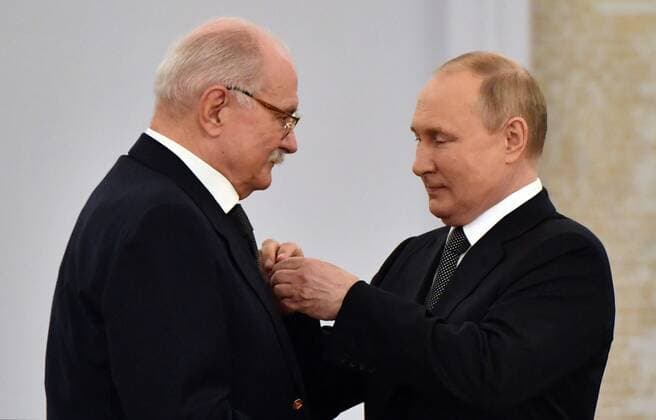 Russia Putin National Awards 8214136 12.06.2022 Russian President Vladimir Putin awards the chairman of the Russian Cultural Foundation, film director Nikita Mikhalkov with the gold medal Hero of Labor in Moscow, Russia. Evgeny Biyatov Sputnik Moscow Russia  Copyright: xEvgenyxBiyatovx