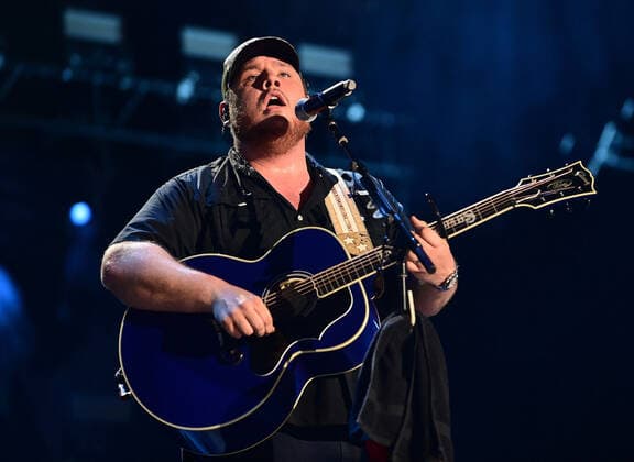 11 June 2022 - Nashville, Tennessee - Luke Combs. 2022 CMA Fest Nightly Concert Day Three held at Nissan Stadium. USA - ZUMAa123 20220611_zaa_a123_471 Copyright: xAdMediax