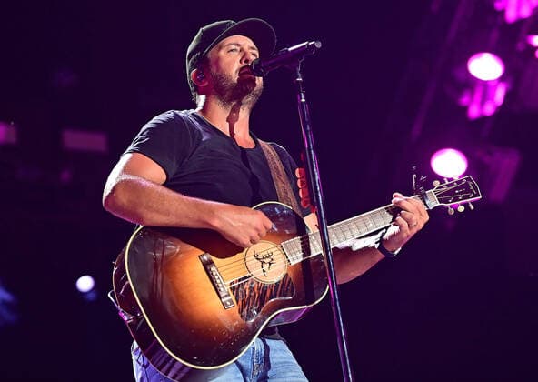 11 June 2022 - Nashville, Tennessee - Luke Bryan. 2022 CMA Fest Nightly Concert Day Three held at Nissan Stadium. USA - ZUMAa123 20220611_zaa_a123_463 Copyright: xAdMediax